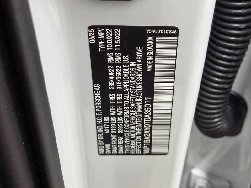 Porsche Cayenne Vehicle Full-screen Gallery Image 26