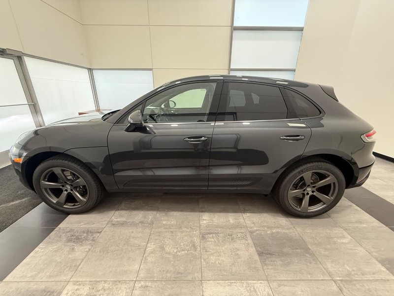 Porsche Macan Vehicle Full-screen Gallery Image 2