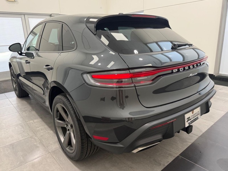 Porsche Macan Vehicle Full-screen Gallery Image 3