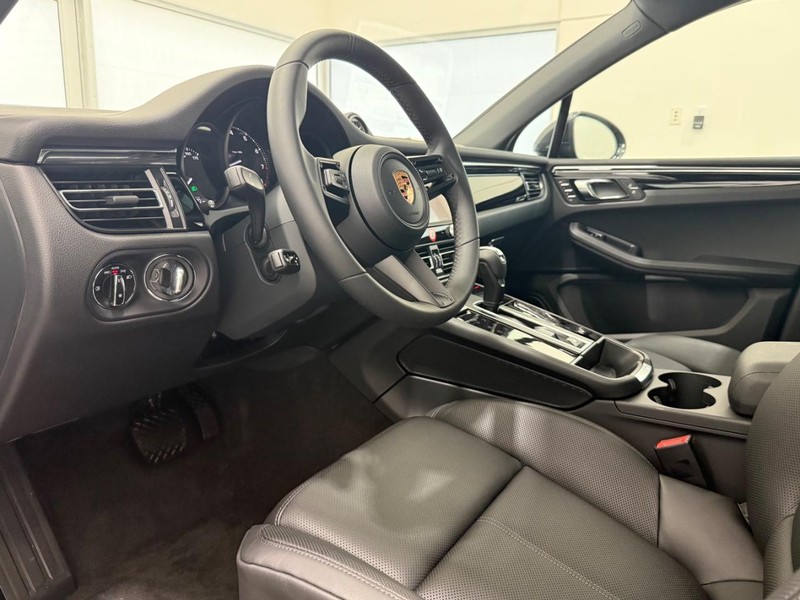 Porsche Macan Vehicle Full-screen Gallery Image 4