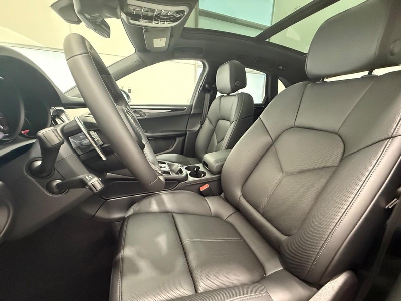 Porsche Macan Vehicle Full-screen Gallery Image 5