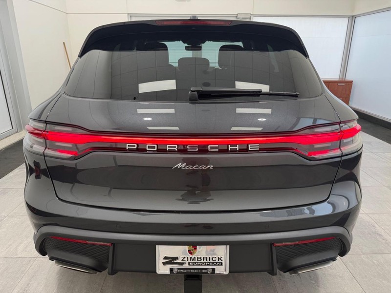 Porsche Macan Vehicle Full-screen Gallery Image 6