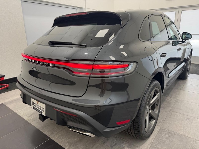 Porsche Macan Vehicle Full-screen Gallery Image 7