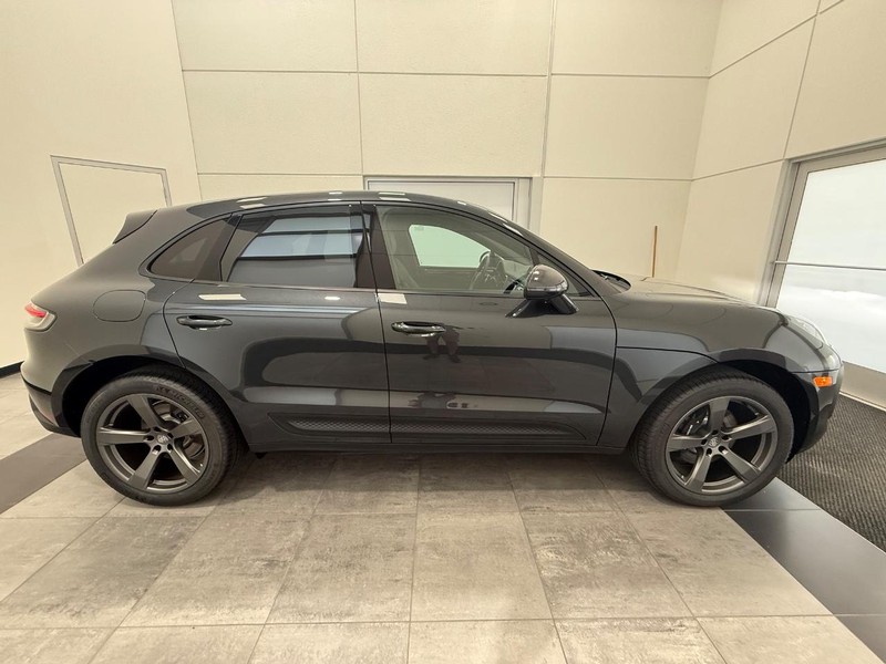 Porsche Macan Vehicle Full-screen Gallery Image 9