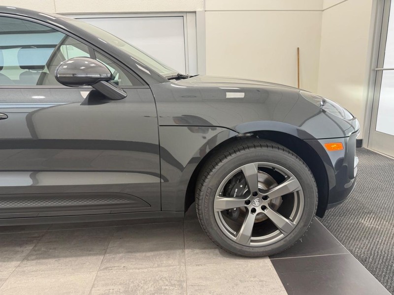 Porsche Macan Vehicle Full-screen Gallery Image 10