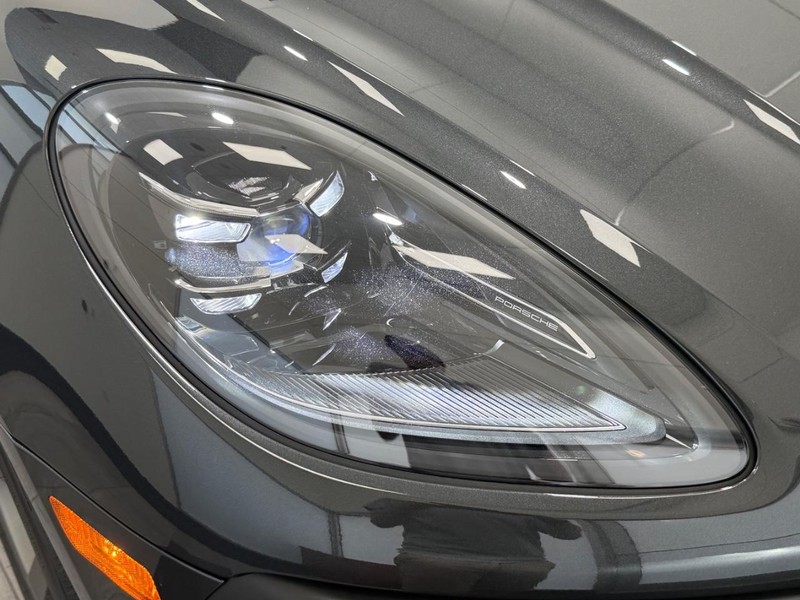 Porsche Macan Vehicle Full-screen Gallery Image 11