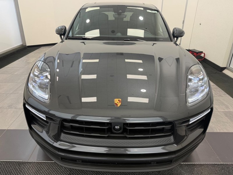 Porsche Macan Vehicle Full-screen Gallery Image 12