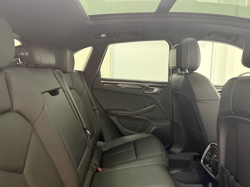 Porsche Macan Vehicle Full-screen Gallery Image 13