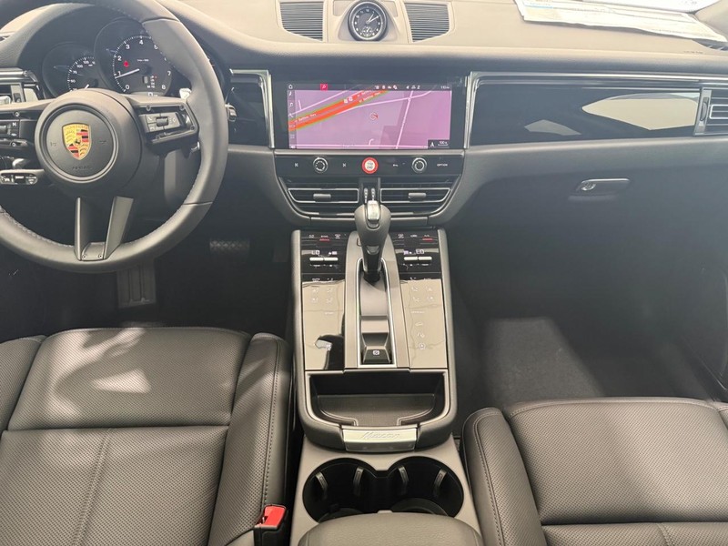 Porsche Macan Vehicle Full-screen Gallery Image 14