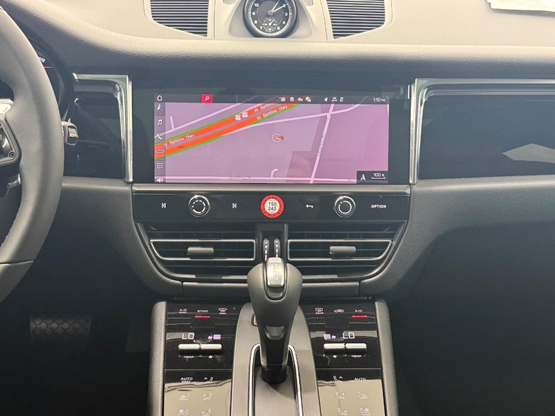 Porsche Macan Vehicle Full-screen Gallery Image 15