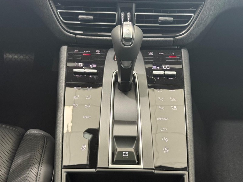 Porsche Macan Vehicle Full-screen Gallery Image 16