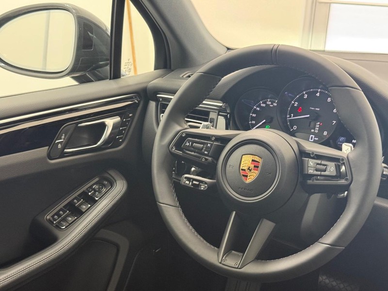 Porsche Macan Vehicle Full-screen Gallery Image 17