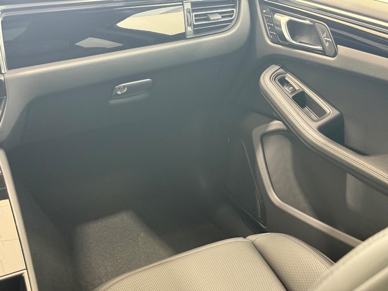 Porsche Macan Vehicle Full-screen Gallery Image 18