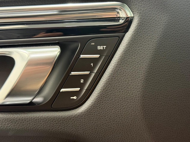 Porsche Macan Vehicle Full-screen Gallery Image 19