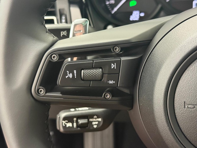 Porsche Macan Vehicle Full-screen Gallery Image 20
