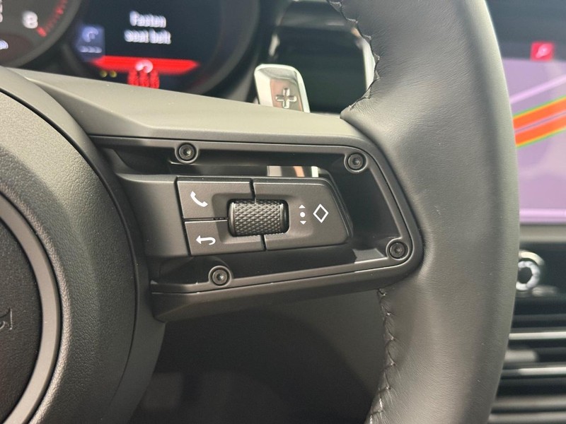 Porsche Macan Vehicle Full-screen Gallery Image 21