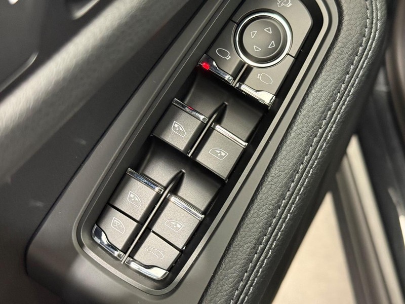 Porsche Macan Vehicle Full-screen Gallery Image 24