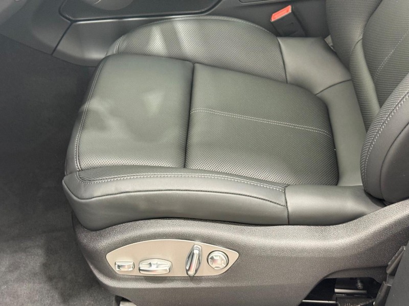 Porsche Macan Vehicle Full-screen Gallery Image 25