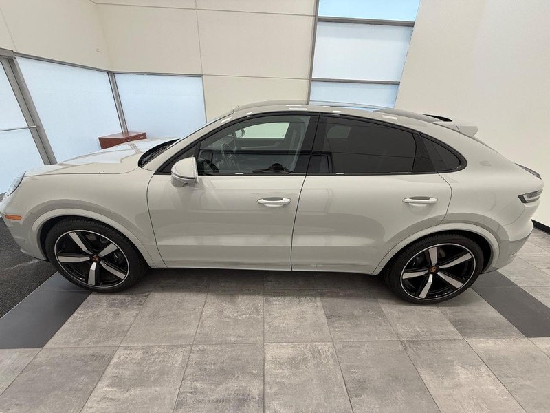 Porsche Cayenne Vehicle Full-screen Gallery Image 2