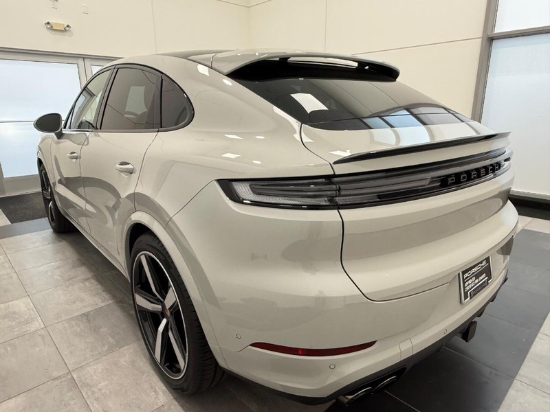 Porsche Cayenne Vehicle Full-screen Gallery Image 3