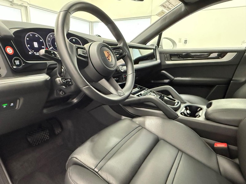 Porsche Cayenne Vehicle Full-screen Gallery Image 4