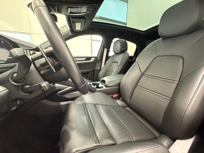 Porsche Cayenne Vehicle Full-screen Gallery Image 5