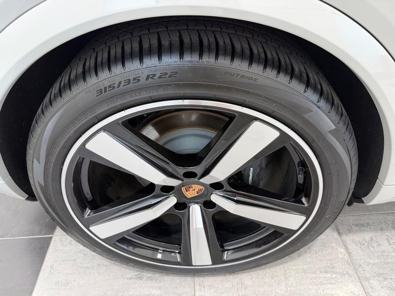 Porsche Cayenne Vehicle Full-screen Gallery Image 8
