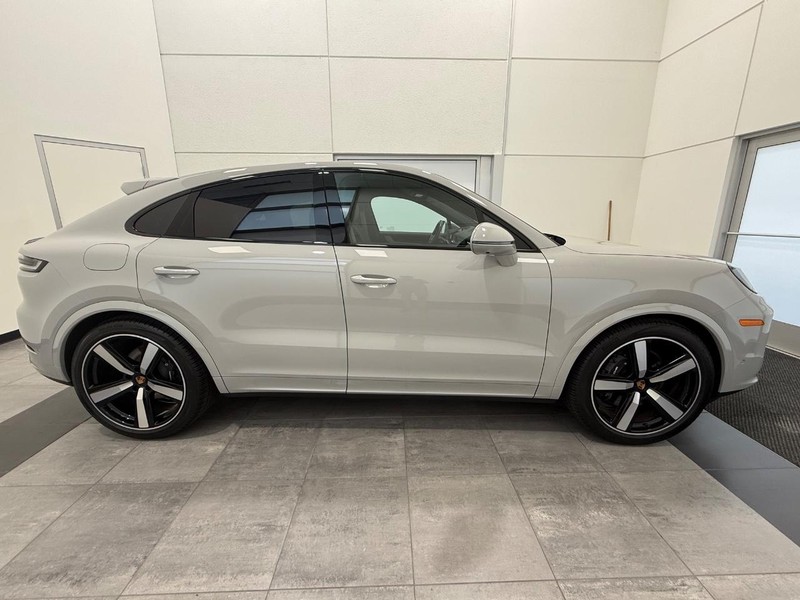 Porsche Cayenne Vehicle Full-screen Gallery Image 9