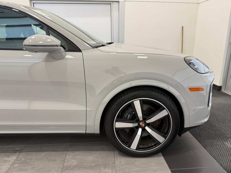Porsche Cayenne Vehicle Full-screen Gallery Image 10