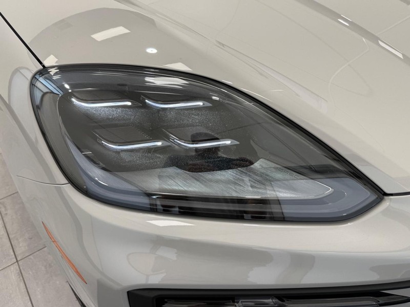 Porsche Cayenne Vehicle Full-screen Gallery Image 11