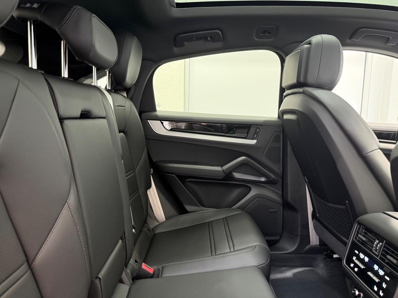 Porsche Cayenne Vehicle Full-screen Gallery Image 14
