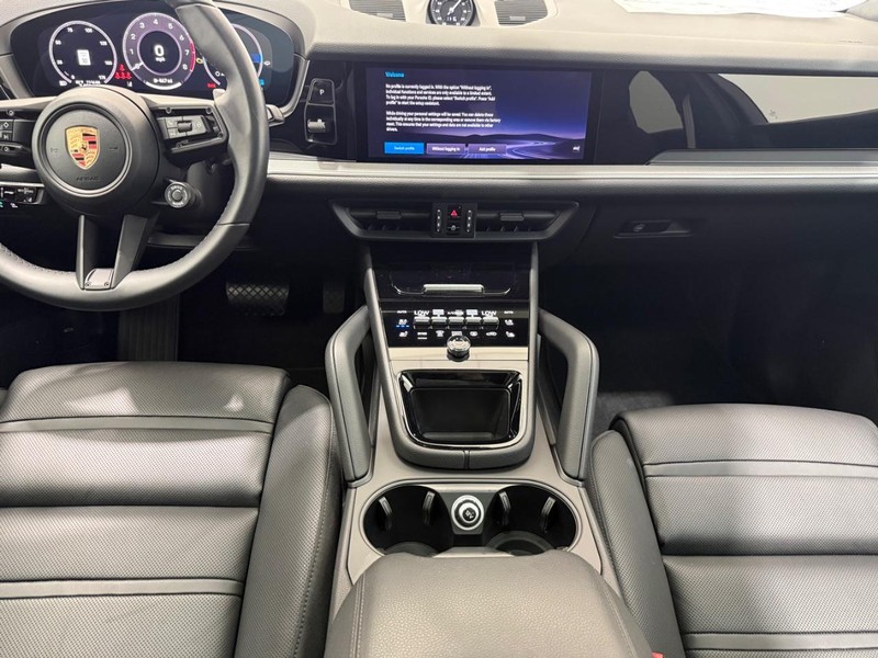Porsche Cayenne Vehicle Full-screen Gallery Image 15