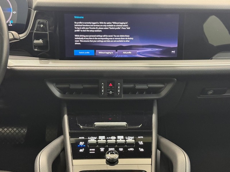 Porsche Cayenne Vehicle Full-screen Gallery Image 16