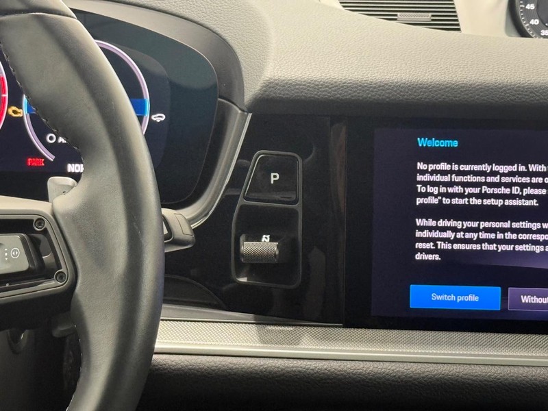 Porsche Cayenne Vehicle Full-screen Gallery Image 17
