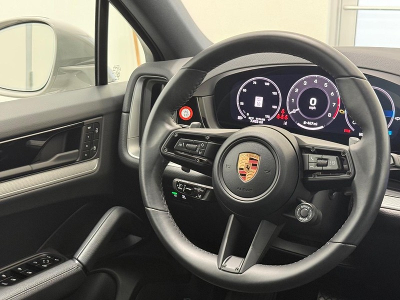 Porsche Cayenne Vehicle Full-screen Gallery Image 18
