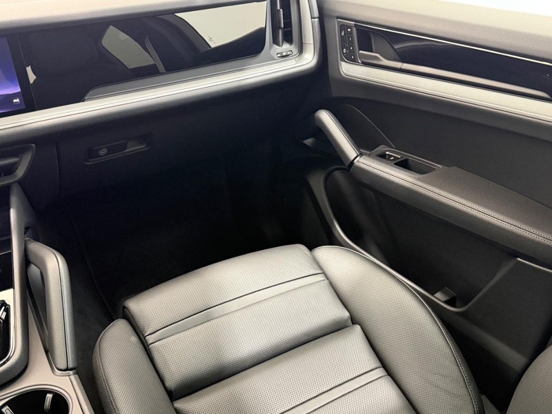 Porsche Cayenne Vehicle Full-screen Gallery Image 19