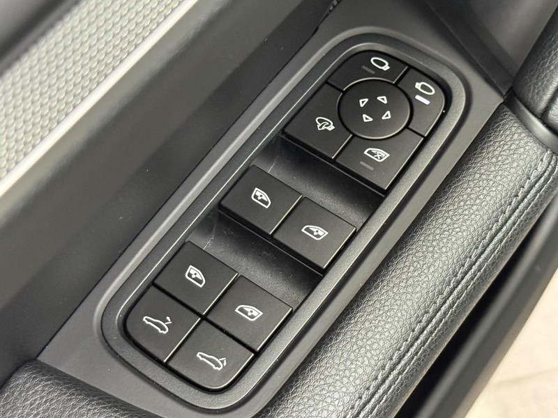 Porsche Cayenne Vehicle Full-screen Gallery Image 26