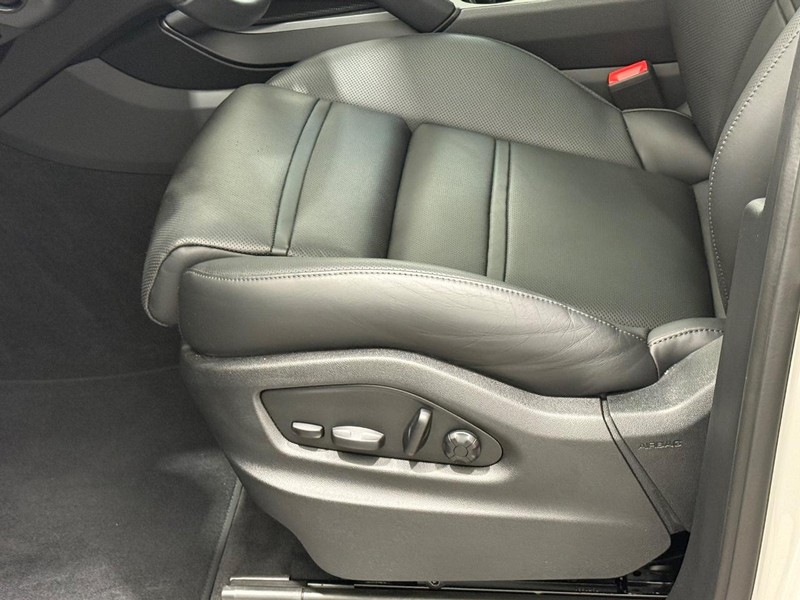 Porsche Cayenne Vehicle Full-screen Gallery Image 27