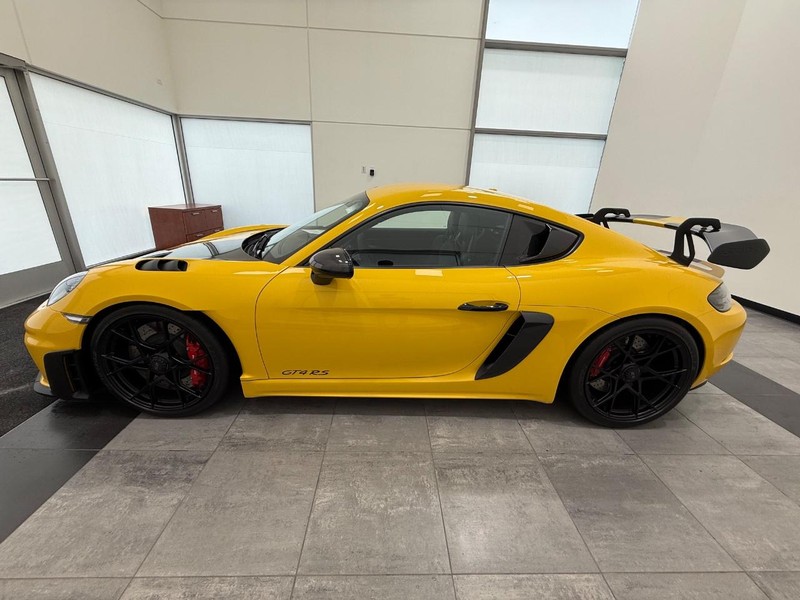 Porsche 718 Cayman Vehicle Full-screen Gallery Image 02