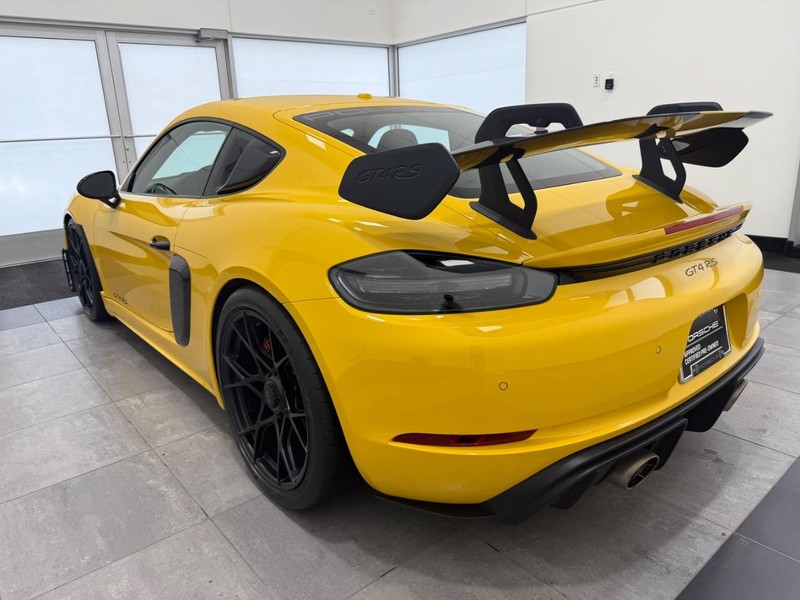 Porsche 718 Cayman Vehicle Full-screen Gallery Image 03