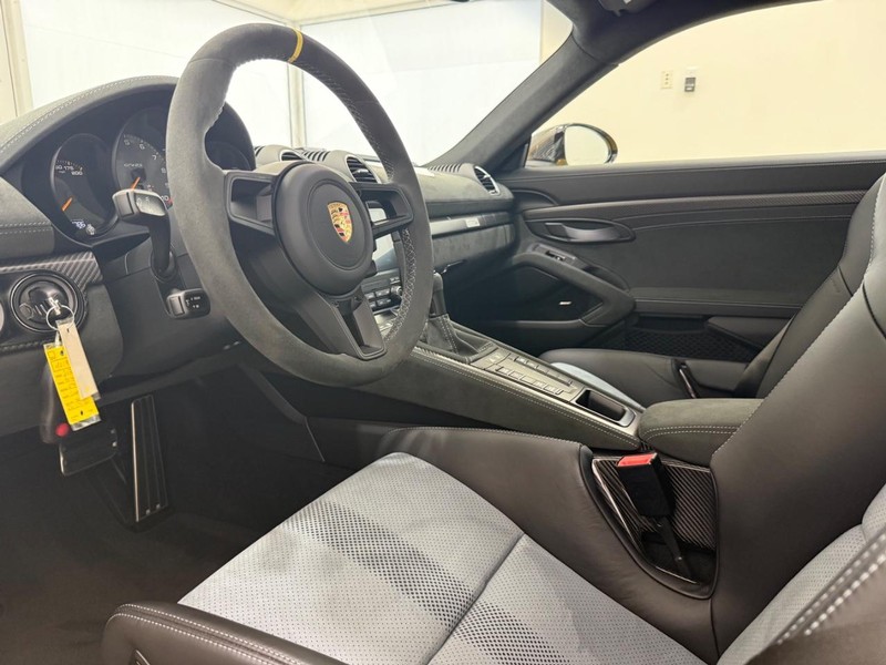 Porsche 718 Cayman Vehicle Full-screen Gallery Image 04