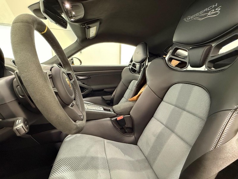 Porsche 718 Cayman Vehicle Full-screen Gallery Image 05