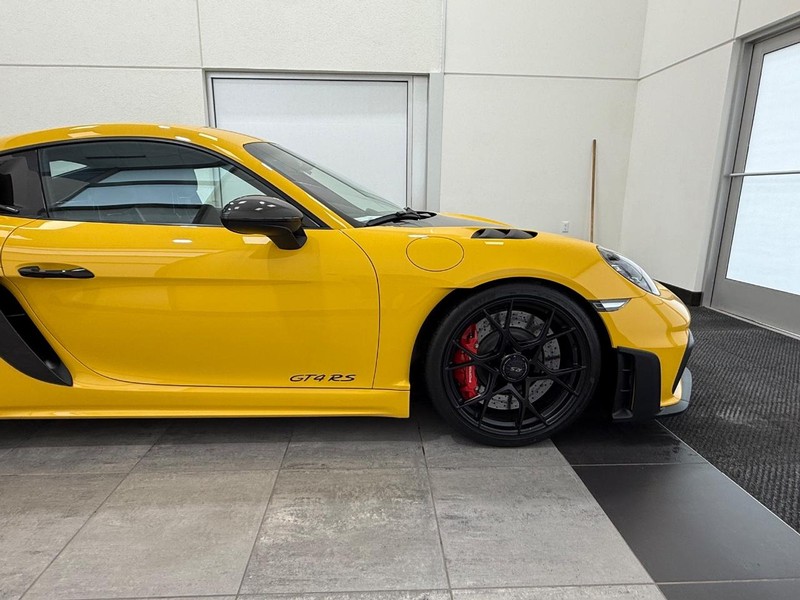 Porsche 718 Cayman Vehicle Full-screen Gallery Image 10