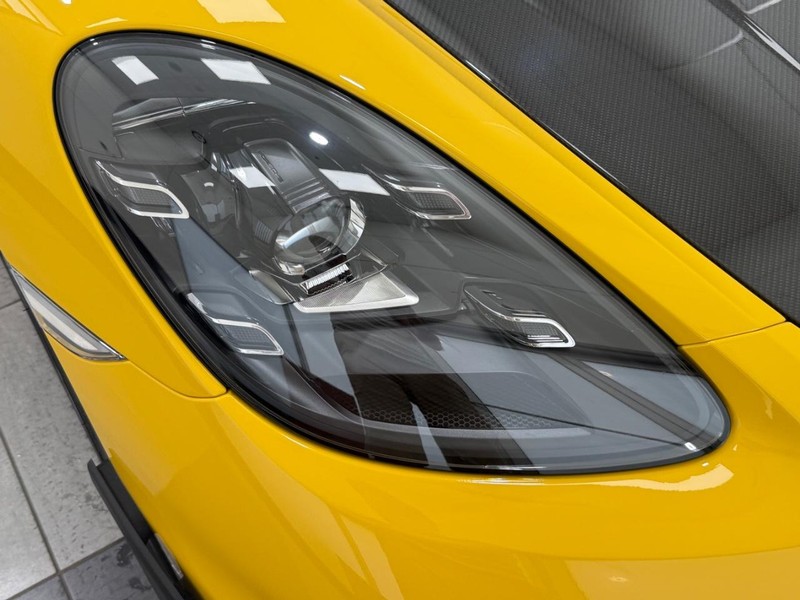 Porsche 718 Cayman Vehicle Full-screen Gallery Image 11