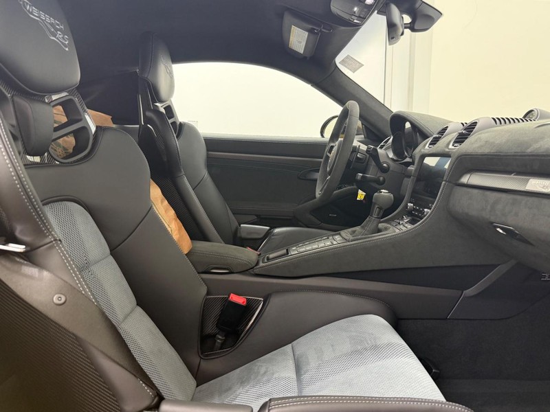 Porsche 718 Cayman Vehicle Full-screen Gallery Image 13