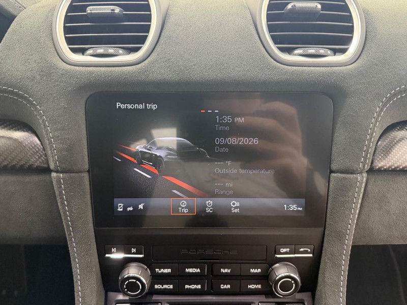 Porsche 718 Cayman Vehicle Full-screen Gallery Image 15