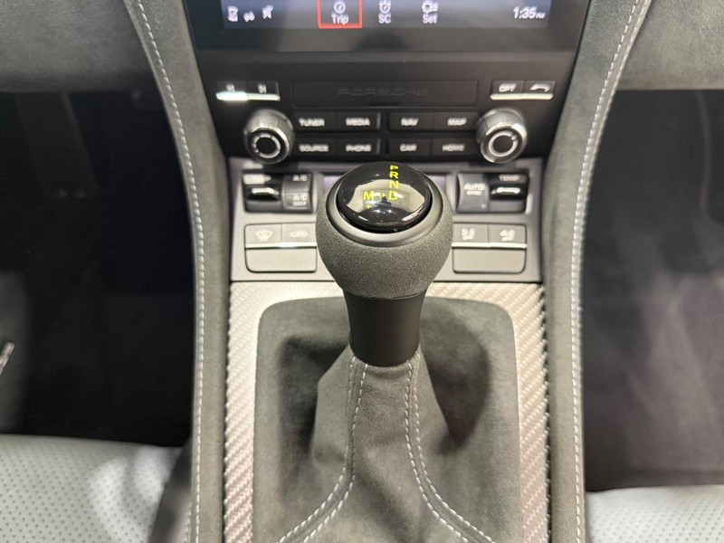 Porsche 718 Cayman Vehicle Full-screen Gallery Image 16