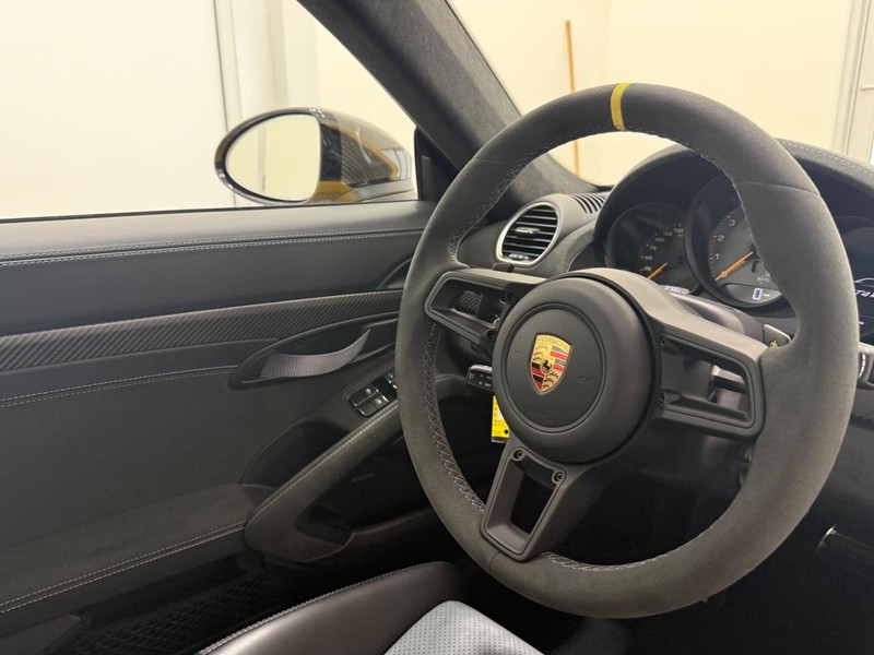 Porsche 718 Cayman Vehicle Full-screen Gallery Image 17