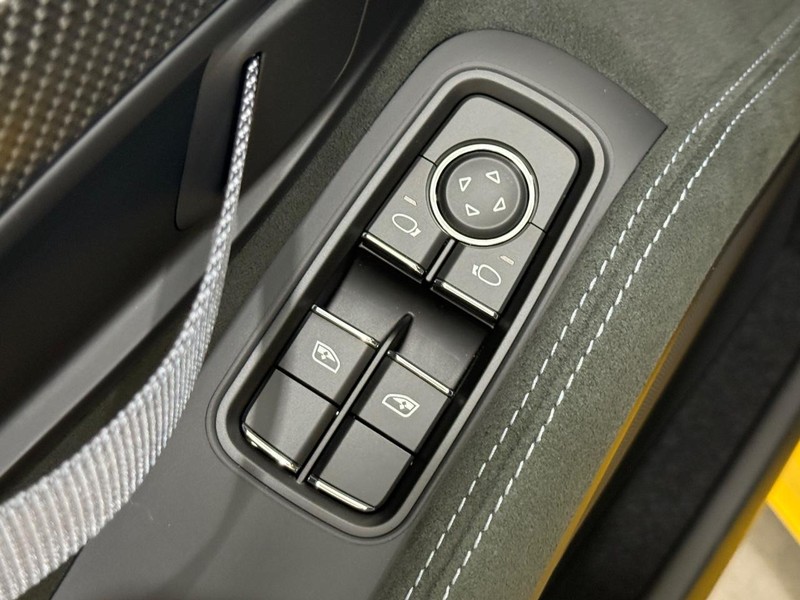 Porsche 718 Cayman Vehicle Full-screen Gallery Image 22