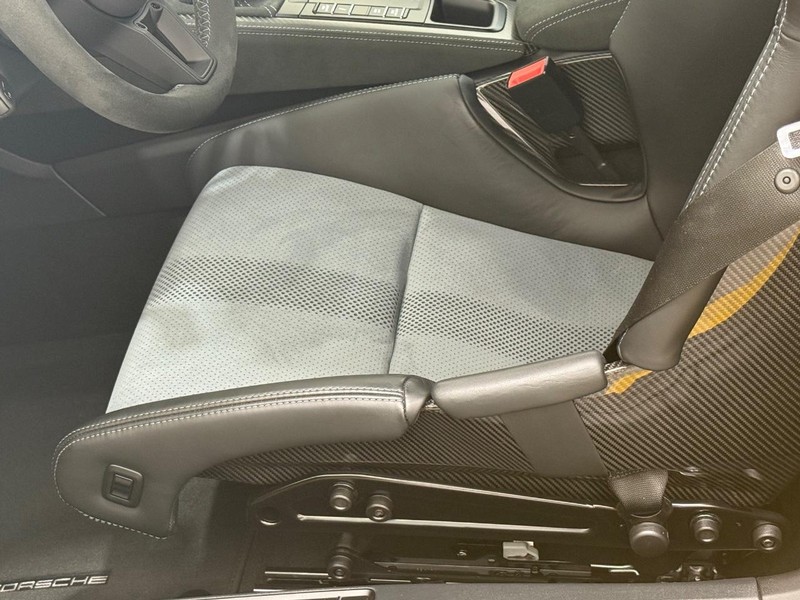 Porsche 718 Cayman Vehicle Full-screen Gallery Image 23